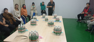 這家公司真土豪，套圈竟用現金當禮品！